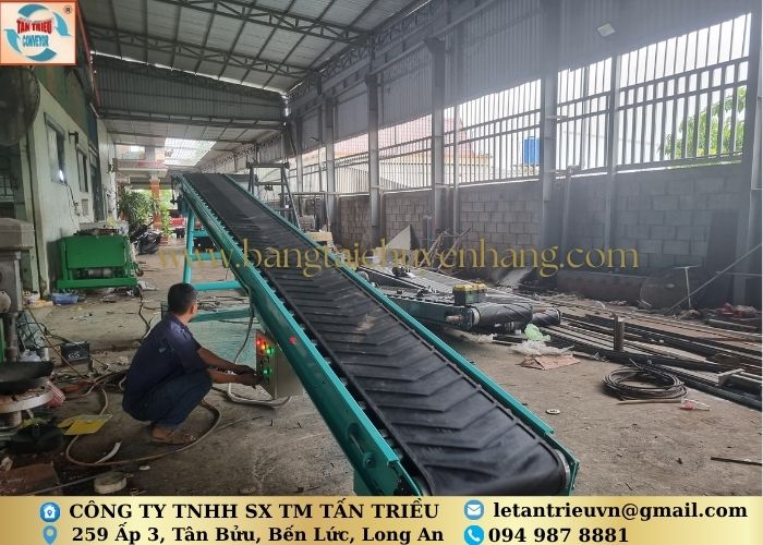 Băng tải cao su nâng hạ Tấn Triều
