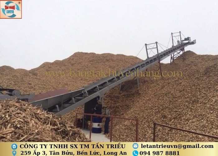 Băng tải cao su trơn tải vụn gỗ