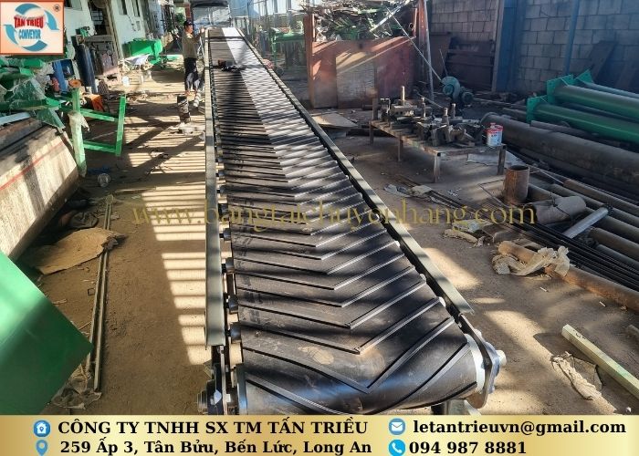 Băng tải cao su có gân nâng hạ
