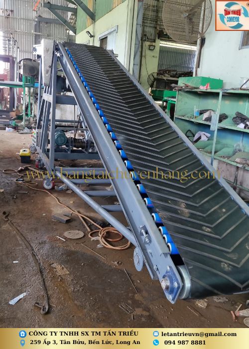 Băng tải cao su có gân nâng hạ 2 đầu