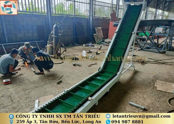 Băng tải nghiêng