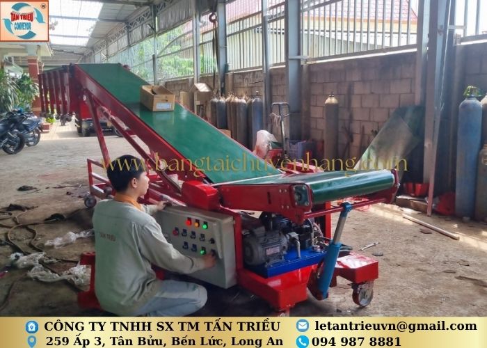 Băng tải PVC nâng hạ bằng thủy lực