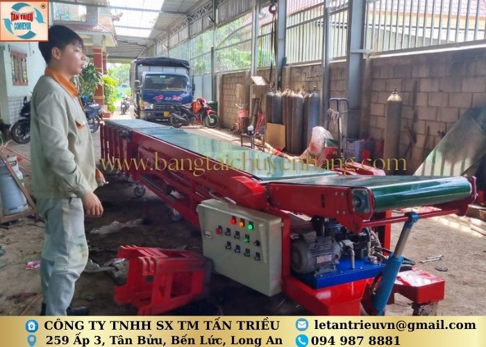 Băng tải nâng hạ pvc