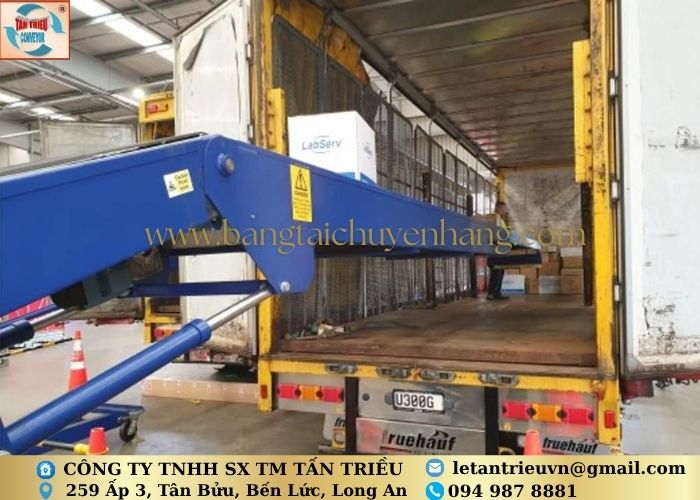 Băng tải lên xe container