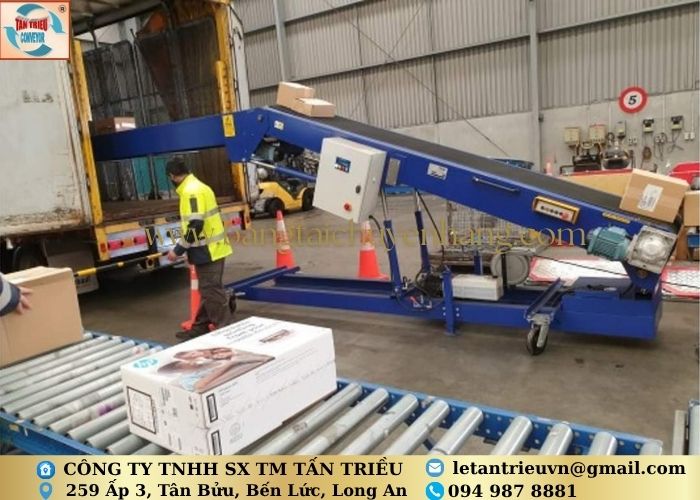 Băng tải lên xe container