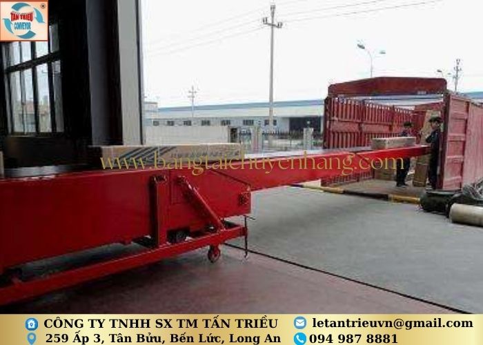 Băng tải lên xe container