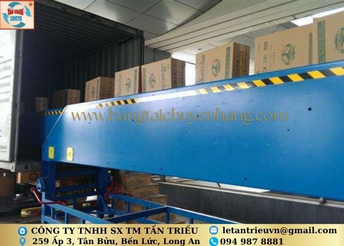 Băng tải lên xe container