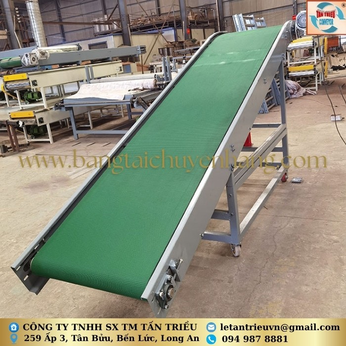 Băng tải PVC nghiêng